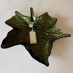 Green Leaf-Shaped Decorative Serving Dish